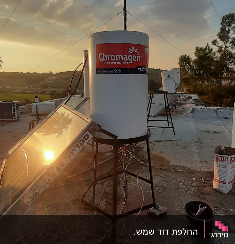 דוד שמש כרומגן על גג עם קולטים